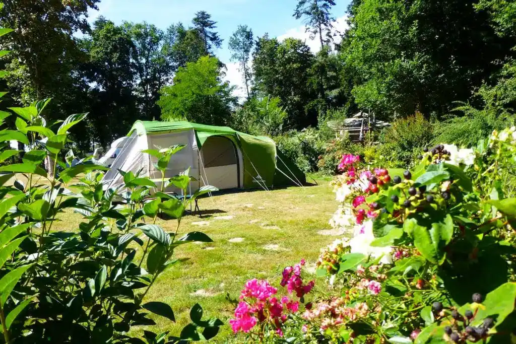 emplacements ombragés pour tentes au camping dans le Morbihan