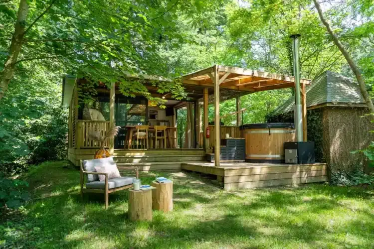 Cottage tout confort avec terrasse dans un camping à Paimpont, au cœur de la forêt de Brocéliande.