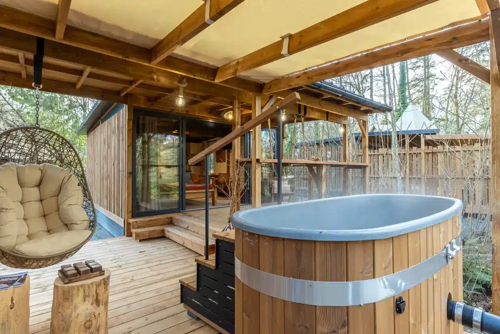 Découvrez nos locations de camping avec spa nordique en Bretagne : le jacuzzi version grand Nord