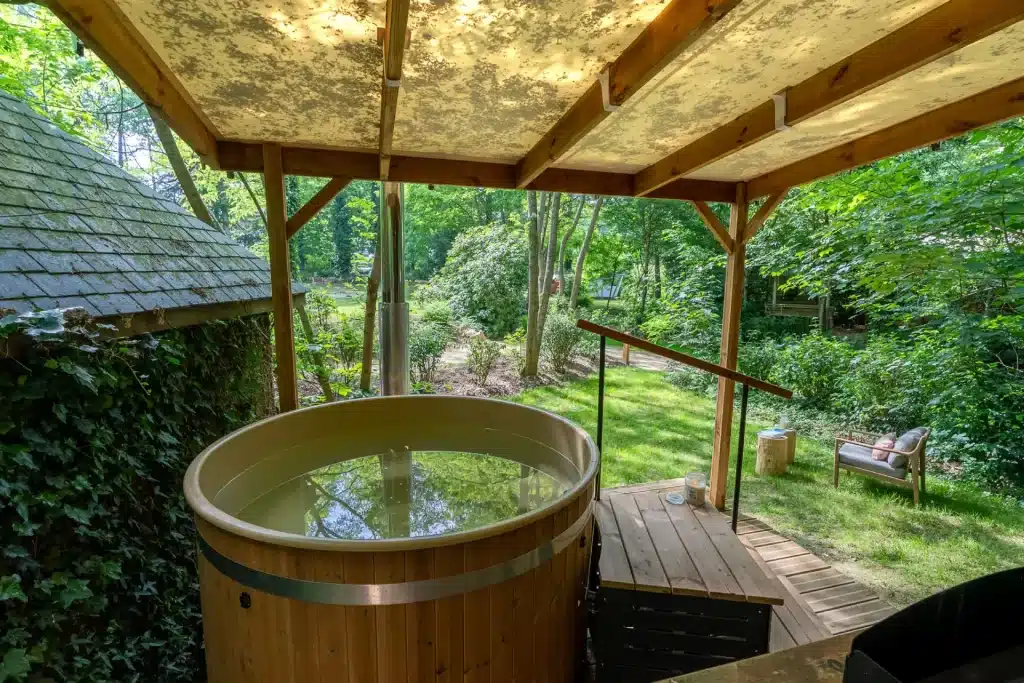location de camping avec spa privatif, pour une pause bien-être et nature en Bretagne