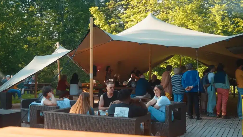 Découvrez notre grande terrasse panoramique de 300 m², abritée sous une tente lodge stretch élégante et modulable.